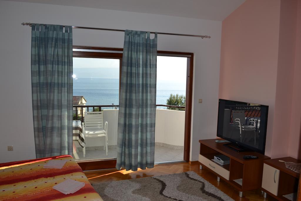 Apartments Karlo أوميس الغرفة الصورة