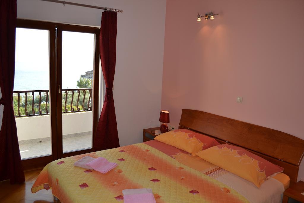 Apartments Karlo أوميس الغرفة الصورة