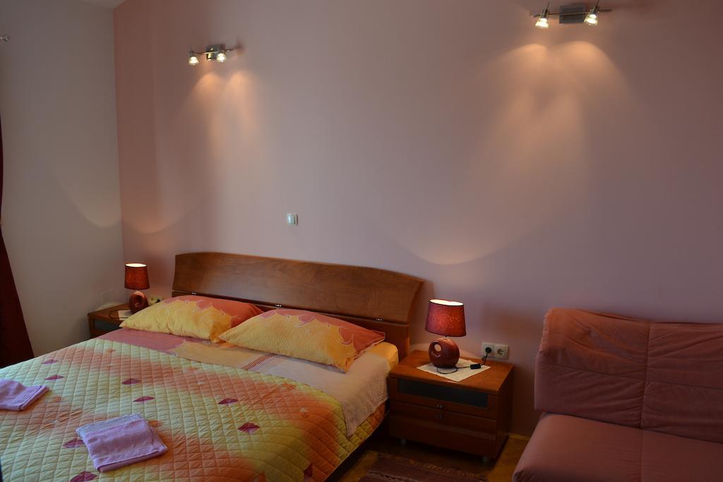 Apartments Karlo أوميس الغرفة الصورة