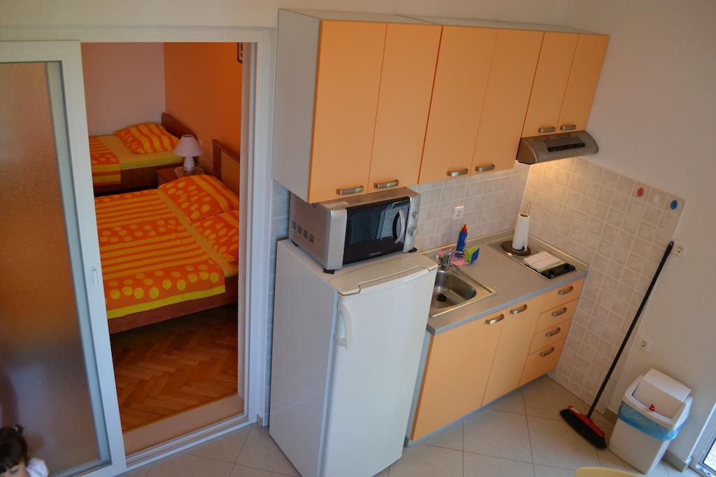 Apartments Karlo أوميس الغرفة الصورة