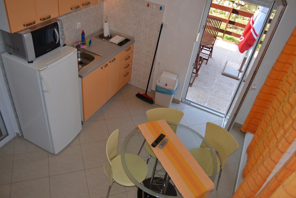 Apartments Karlo أوميس الغرفة الصورة