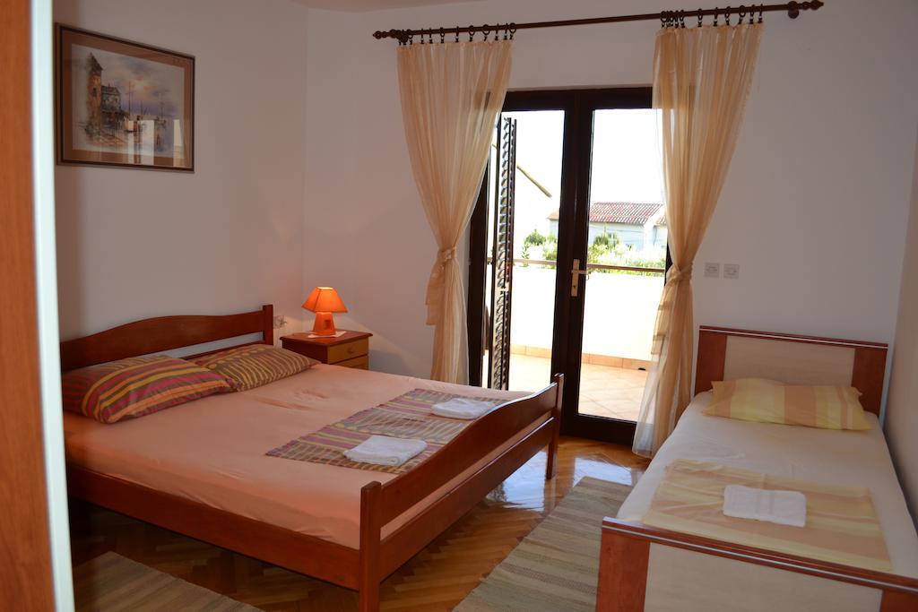 Apartments Karlo أوميس الغرفة الصورة